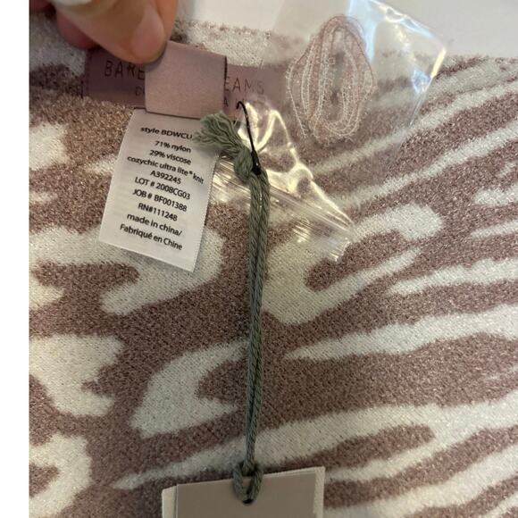 NWT Barefoot Dreams CozyChic Ultra Lite Ocean Breeze Poncho Faded Rose Animal OS - Picture 4 of 7